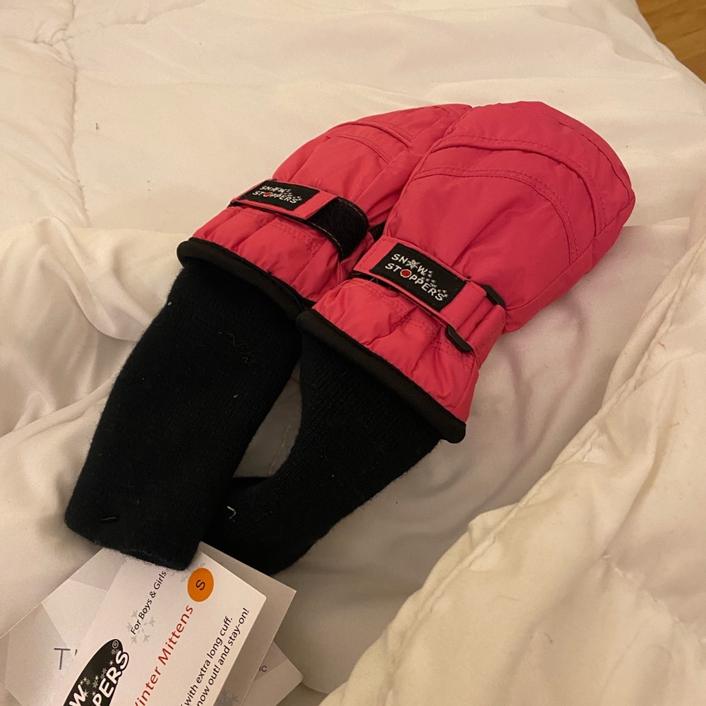 NWT snow stoppers brand mittens . Size small
